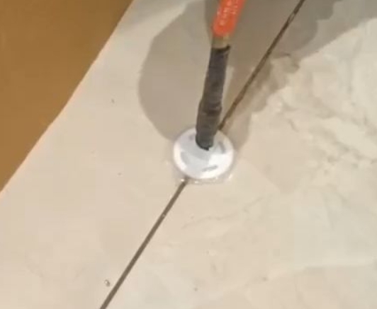 潢川瓷砖空鼓维修公司专业解答瓷砖在铺贴过程中，如果没有涂抹均匀到位的粘结材料（如水泥砂浆或瓷砖胶），可能会导致以下问题